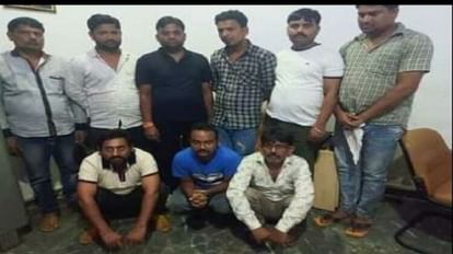 पॉश एरिया के फ्लैट में सजी थी महफिल: हाई प्रोफाइल घरों के नौ रहीश गिरफ्तार, अंदर होता मिला ये सब Nine Rahish of high profile houses arrested for gambling in posh area flat agra up news