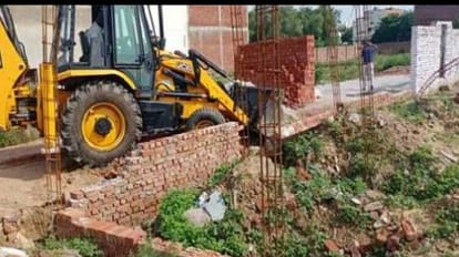 Agra: अवैध कॉलोनी पर चला बुलडोजर, निर्माण ध्वस्त; 4000 वर्ग मीटर खाली कराई गई जमीन Bulldozer ran on illegal colony construction demolished 4000 square meters of vacant land