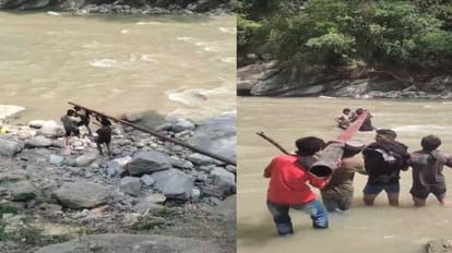 Kullu News: सैंज घाटी के 15 में से 11 ट्रांसफार्मर बहाल, खंभा उठाकर उफनती नदी पार करने का वीडियो वायरल 11 out of 15 transformers of Sainj Valley restored, video of crossing the flooded river by lifting the pole go
