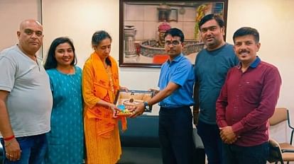 Donation of one lakh given for the development works of Shri Mahakaleshwar Temple, Mumbai's donor honored