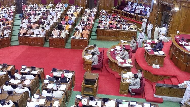 UP Monsoon Session 2023: Swami Omvesh said, Yogi ji is begging by spreading his bag, this is a staff matter