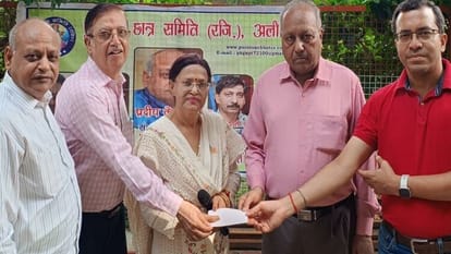 Aligarh News: जरुरतमंद पांच छात्राओं को नहीं देनी होगी सालभर की फीस, पुरातन छात्र समिति ने की ऐसी मदद Five needy girl students will not have to pay fees for the whole year
