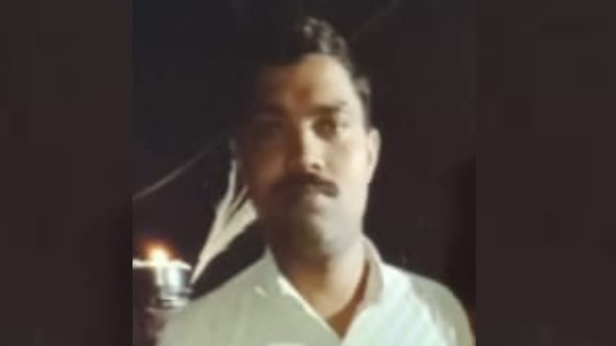 A prisoner of Lucknow jail commits suicide.