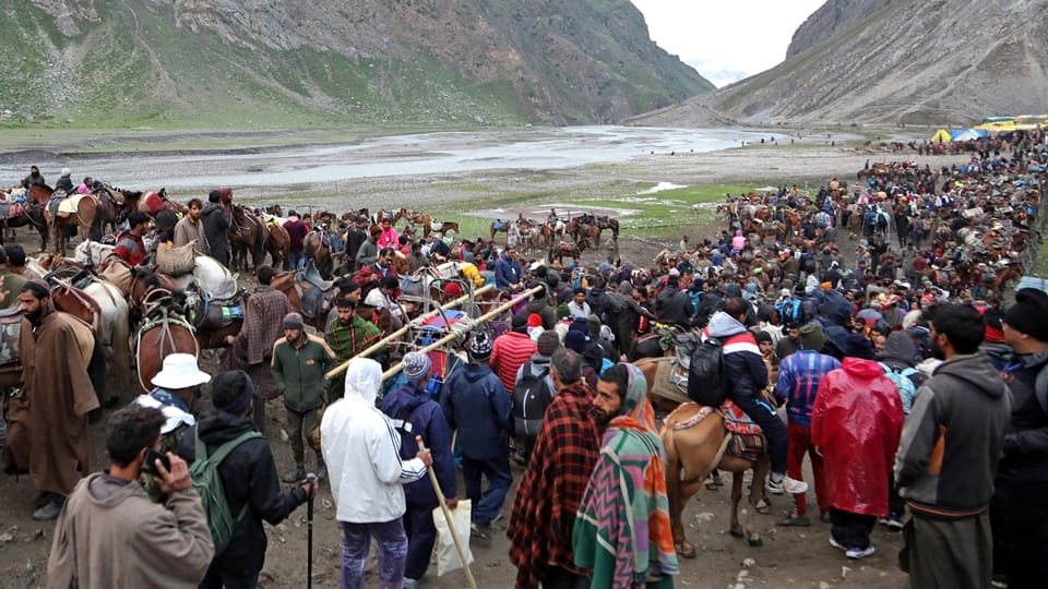 Amarnath Yatra: fresh Batch of 451 pilgrims leaves Jammu for Amarnath till now more than 4 lakh devotees bow d