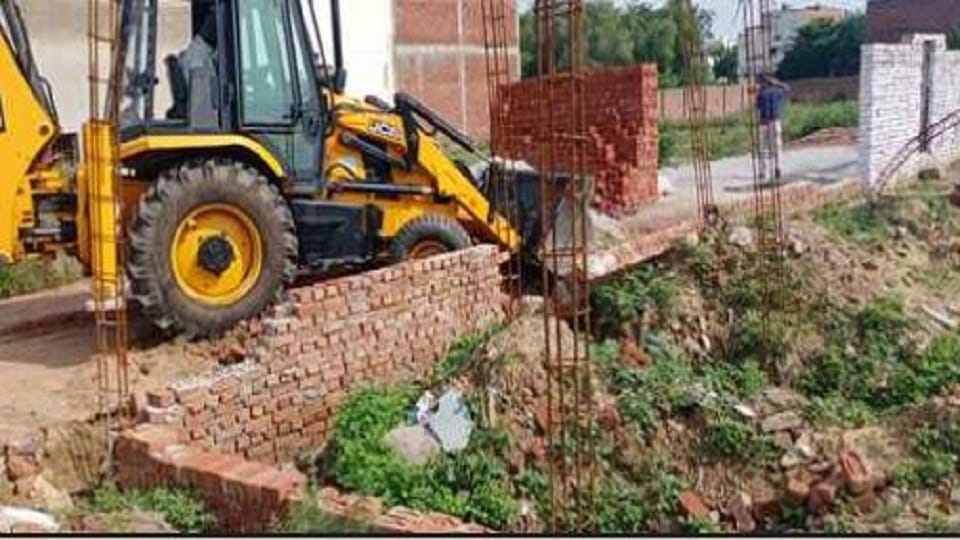 Bulldozer ran on illegal colony construction demolished 4000 square meters of vacant land