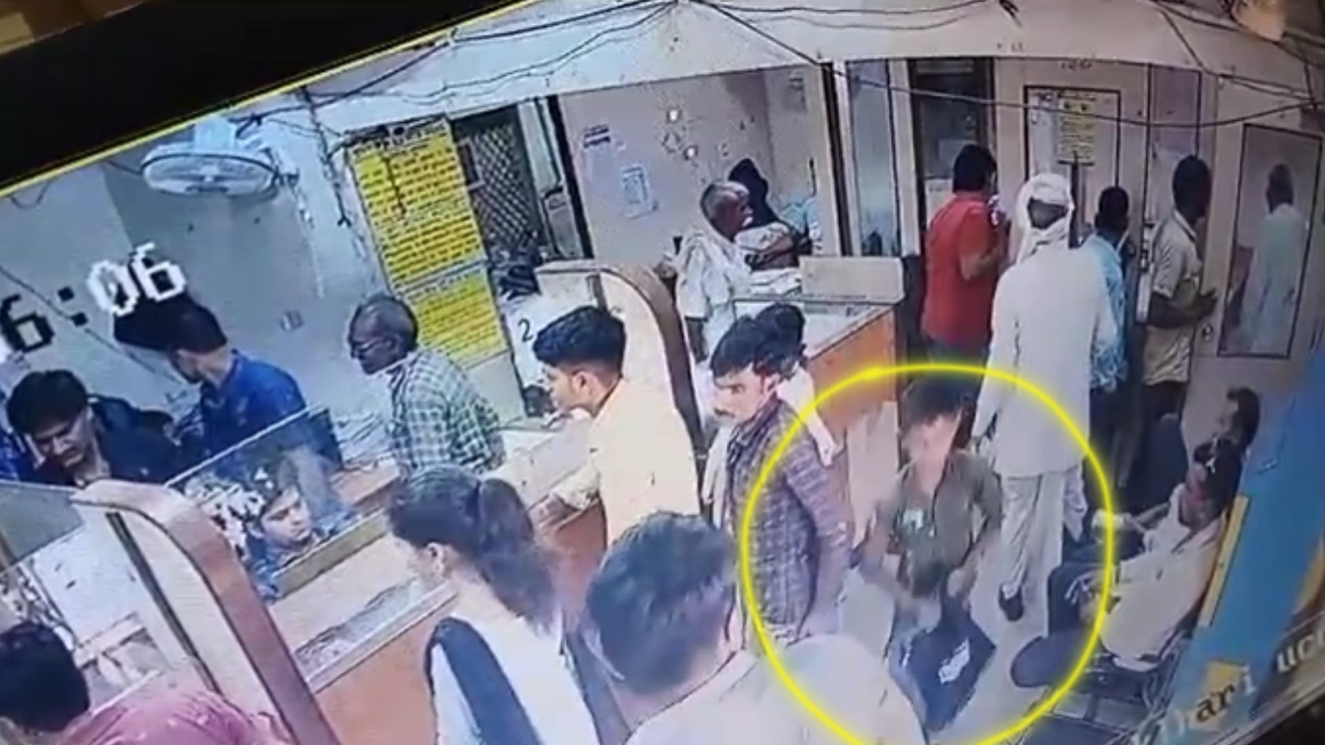 बैग चोरी कर भागता नाबालिग चोर