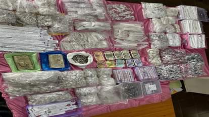 भारी माज्ञा में नकदी और चांदी बरामद