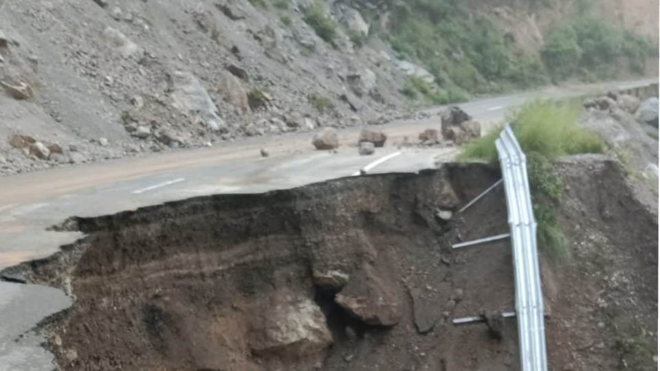 Heavy landslide in Badrinath Highway Tota Ghati half of road collapse Uttarakhand Weather News