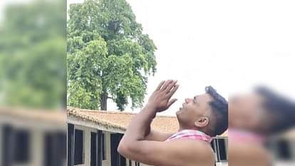 इंद्रदेव से बारिश करवाने की गुहार लगाता किसान