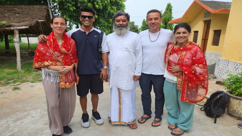 Spanish tourists reached Soham Ashram in Mainpuri in search of spirituality