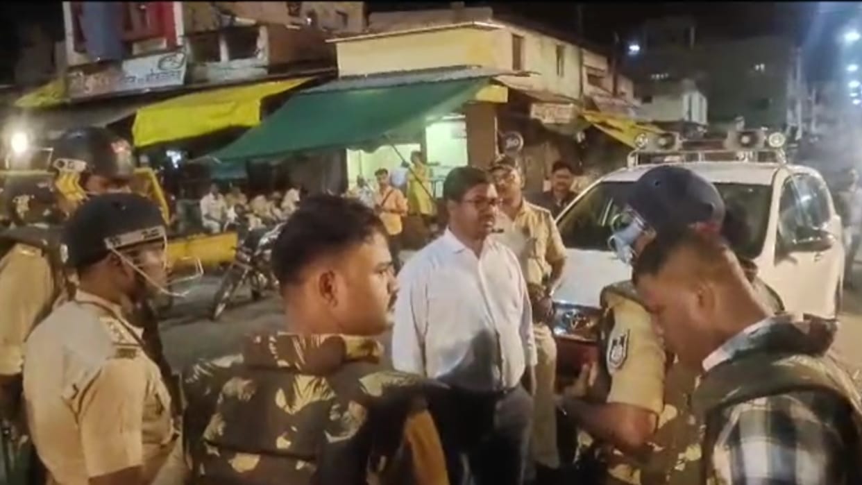 Khandwa News: Uproar during the Kanwar Yatra police controlled the crowd and pacified it