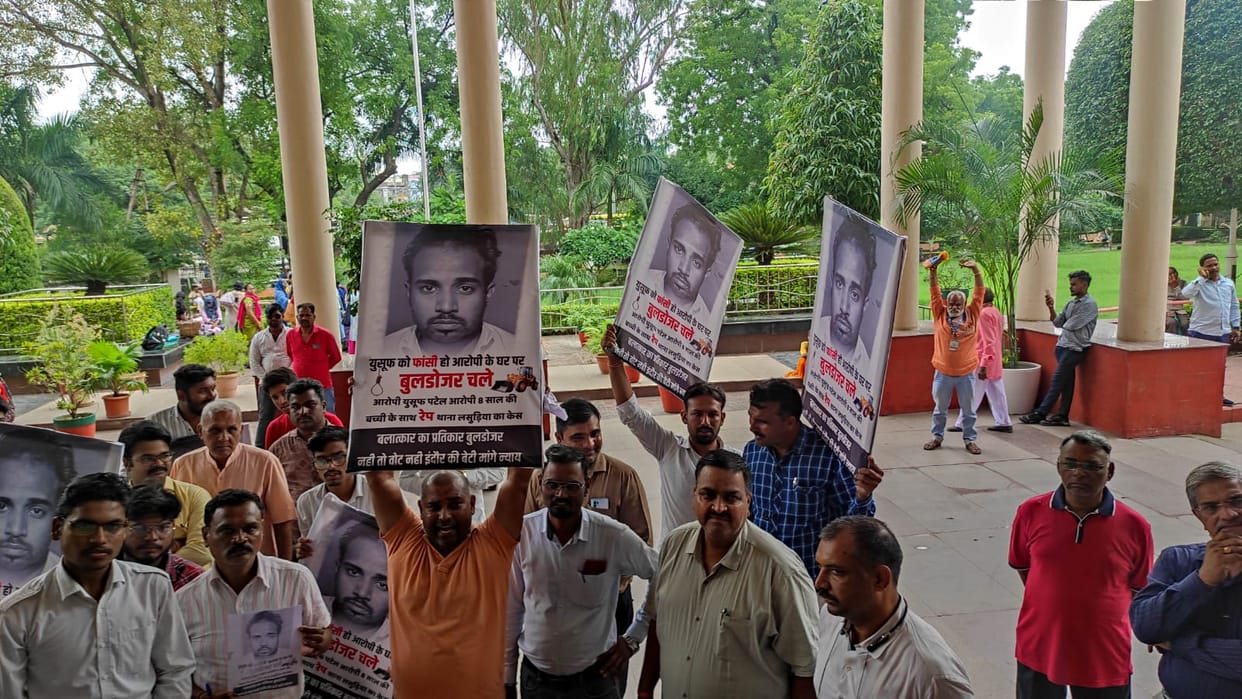 Demand to demolish the house of the accused who raped the girl with bulldozer, residents reached collectorate
