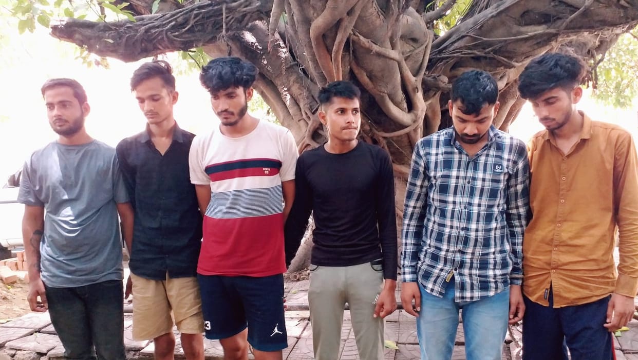 Fake IDs were made in the name of girls, boys used to implicate them by chatting, then used to blackmail, six