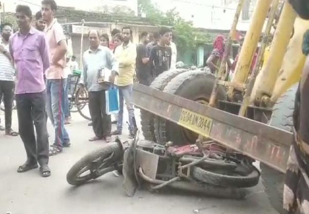 Bike rider dies after being hit by hydra in Korba