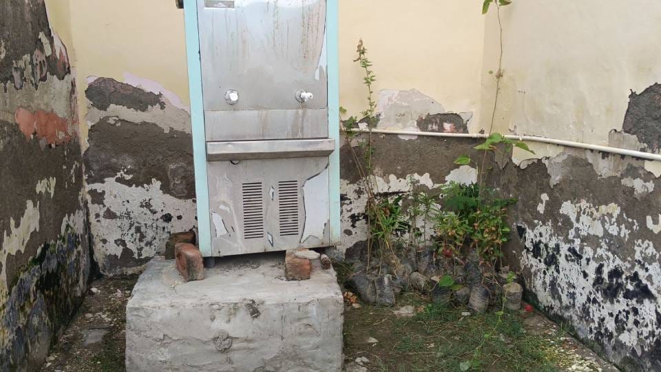 People facing problems due to breakdown of water cooler and hand pump at Godhana CHC in Mainpuri