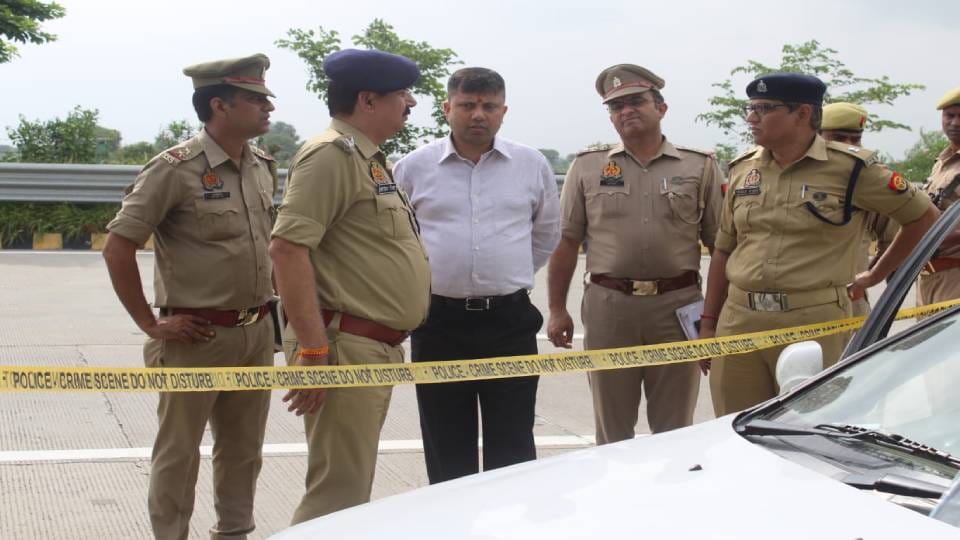 Lawyer tries to commit suicide by shooting himself on Yamuna Expressway in Mathura