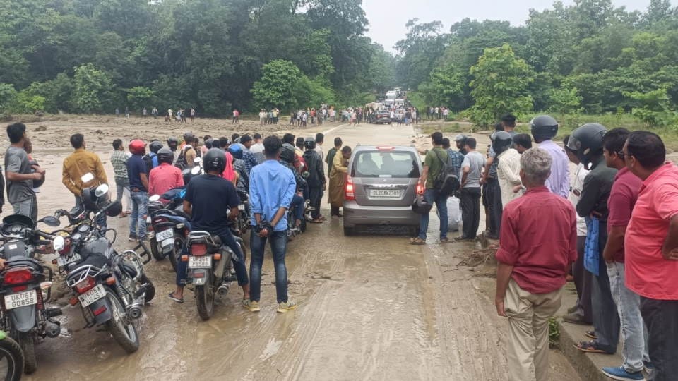 Nainital News Sher Nala Overflow after heavy rains village washed away vehicles Stuck