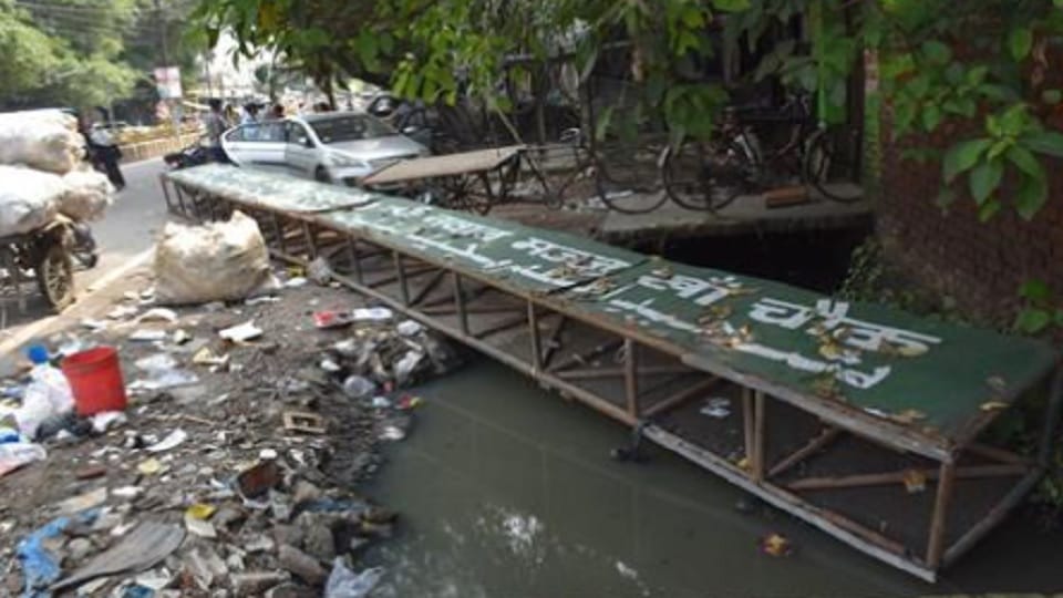 Shaheed Nawab Majju Khan Smriti Dwar board fell drain Moradabad, people protested