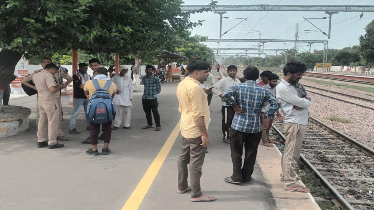 Baghpat News: A young man committed suicide by jumping in front of train