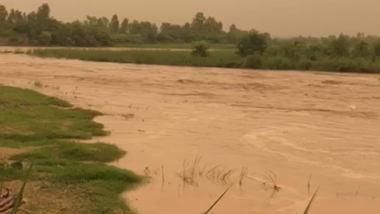 A man was washed away due to breaking of Kotwali river, Vehicular traffic closed on Haridwar Najibabad road