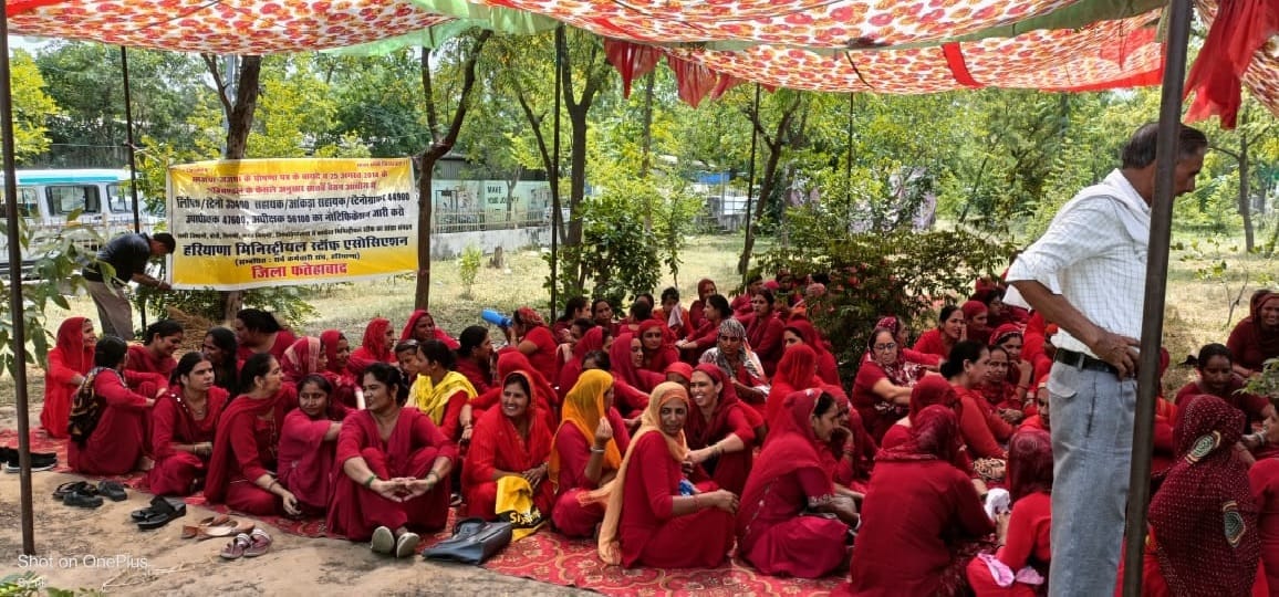 Asha workers started three day strike in Fatehabad, sat on dharna outside mini secretariat
