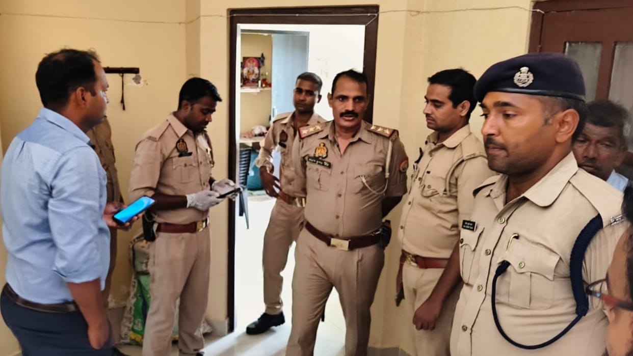 Railway Engineer's dead body found in government house in raebareli.