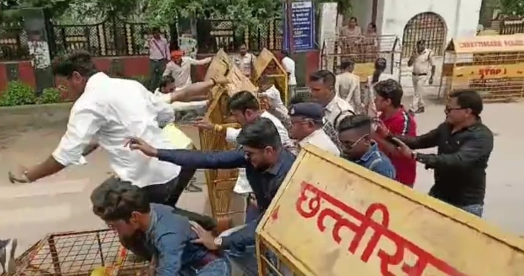 BJP workers gherao Rajnandgaon Municipal Corporation in case of suicide of beneficiary PM housing