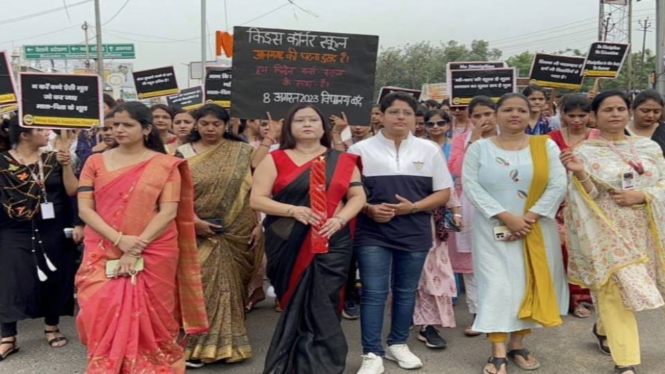strike in private schools in Firozabad in connection with suicide of girl student in school