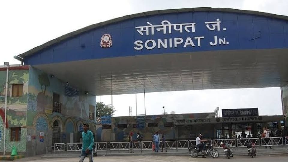 Indian Railways: Mother son attacked with scythe for opposing molestation in rail, incident in Paschim Express
