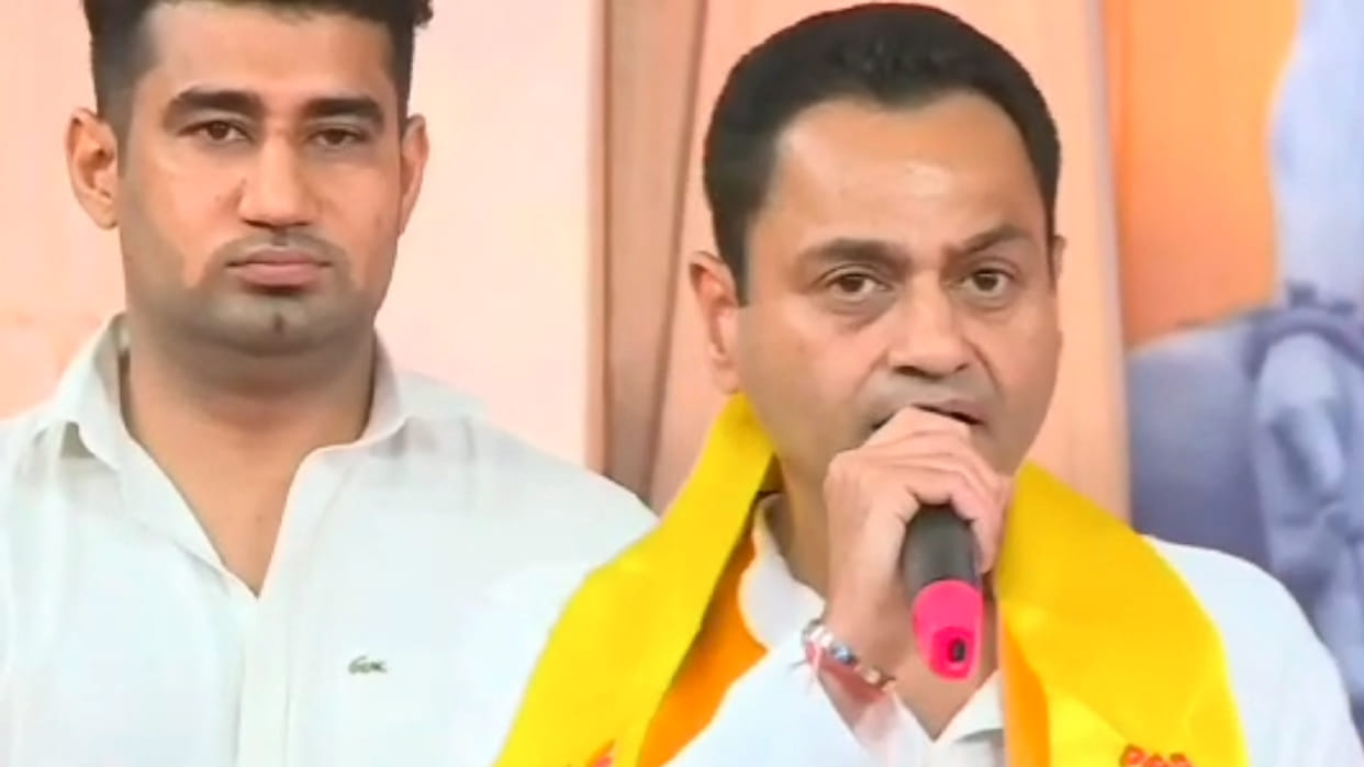 MP Nakul Nath reached the court of Bageshwar Baba Dhirendra Shastri, told father Kamal Nath to be future CM