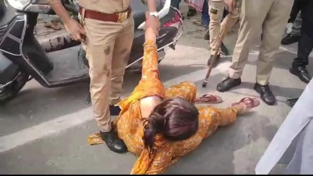 Lucknow: Girl attempts self-immolation in front of Vidhansabha