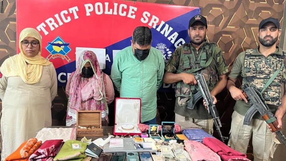 srinagar police arrested Couple for Impersonating as IPS and IAS Officer duped many persons of lakhs of rupees