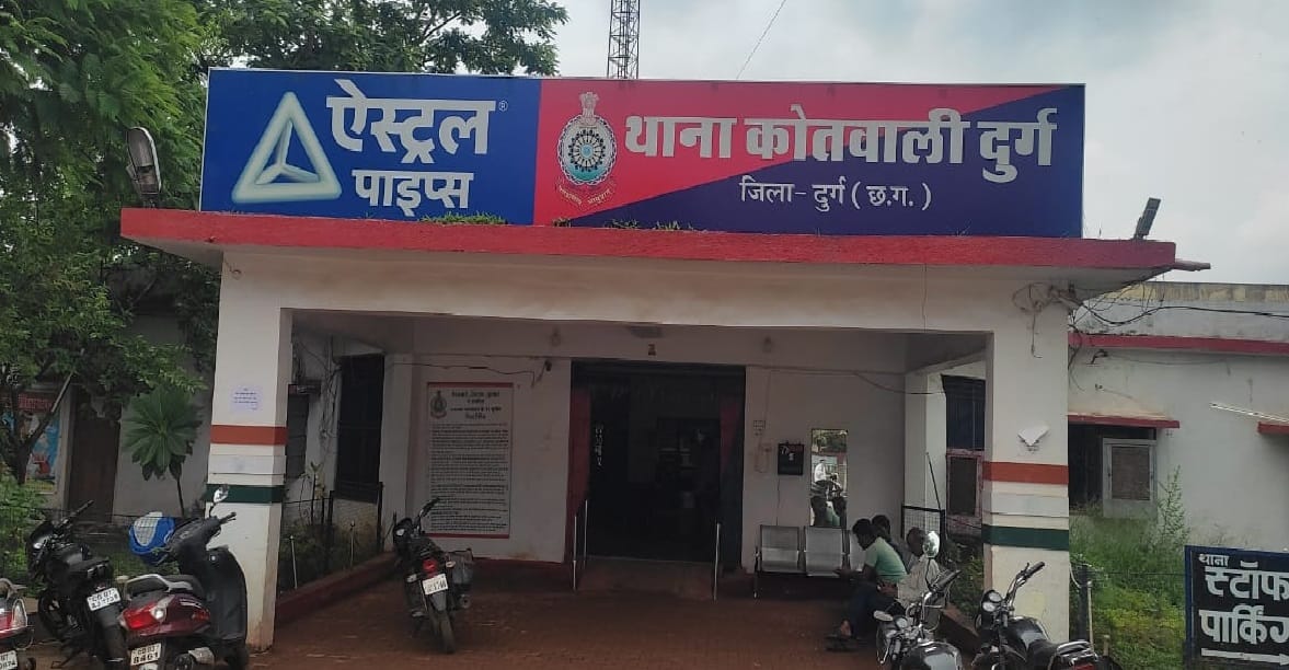 Real eunuchs caught fake eunuchs in Durg and handed them over to police