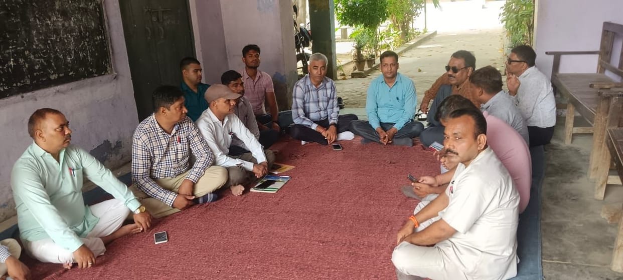 Baghpat: Teachers sitting on dharna in college after taking leave of students, raised demand for disclosure of