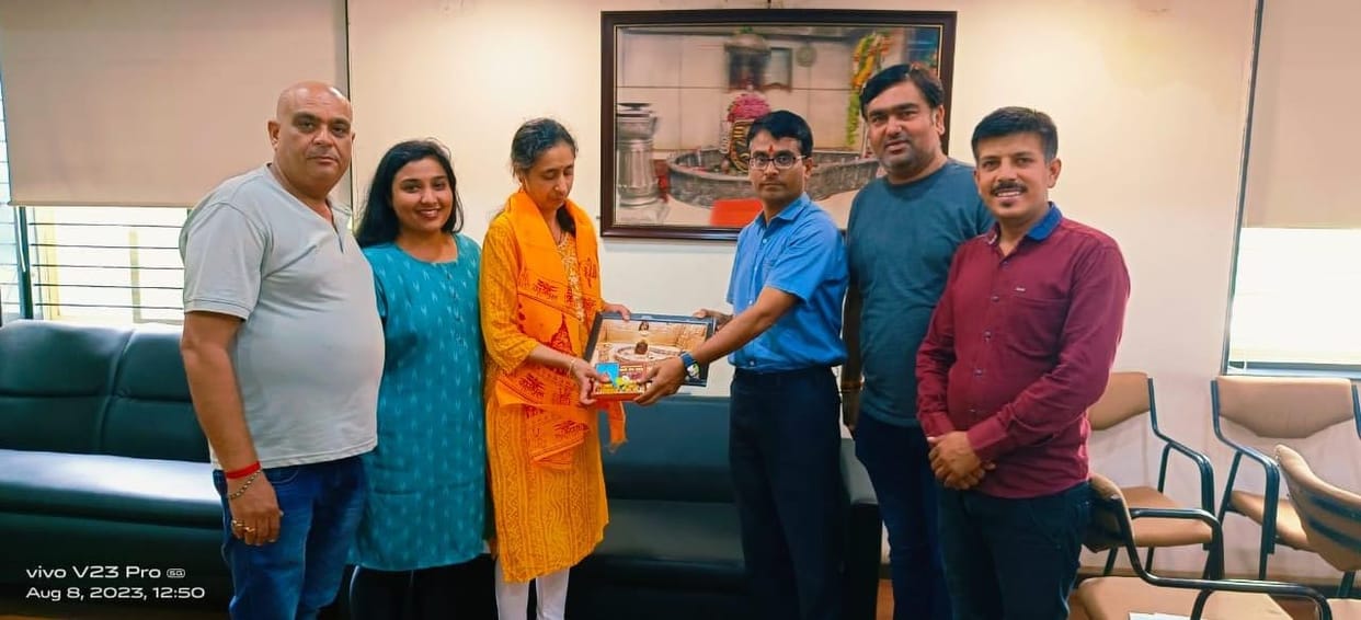 Donation of one lakh given for the development works of Shri Mahakaleshwar Temple, Mumbai's donor honored