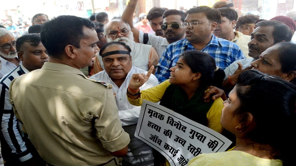 Vaishya Samaj protested by tying black band in  businessman murder case in Agra