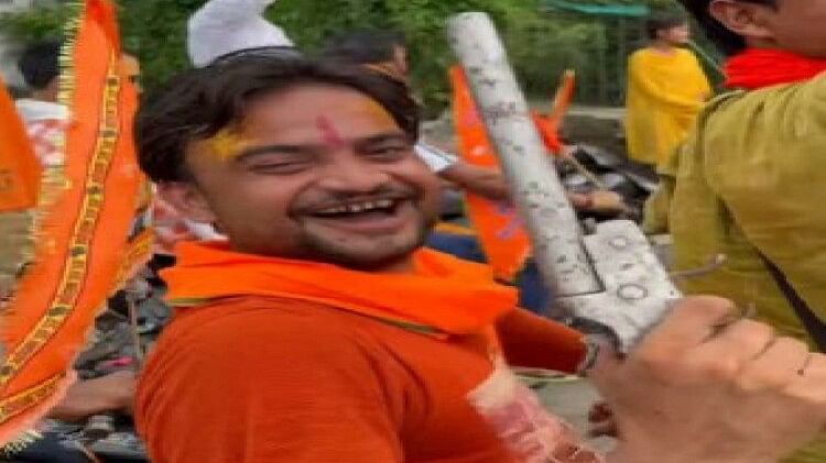 young man showing pistol in Jalabhishek Yatra of Bajrang Dal in Pilibhit