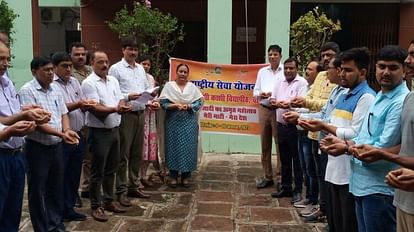 Meri Mati Mera Desh Pledge of Panch Pran by taking soil in hand in various places in Varanasi