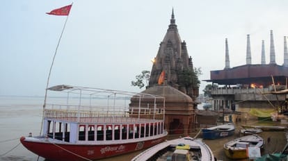 Varanasi: जलमग्न हुआ विश्वप्रसिद्ध मणिकर्णिका घाट, छत पर हो रहा शवदाह, अलर्ट पर कमिश्नरेट पुलिस World famous Manikarnika Ghat submerged, cremation on terrace, commissionerate police on alert