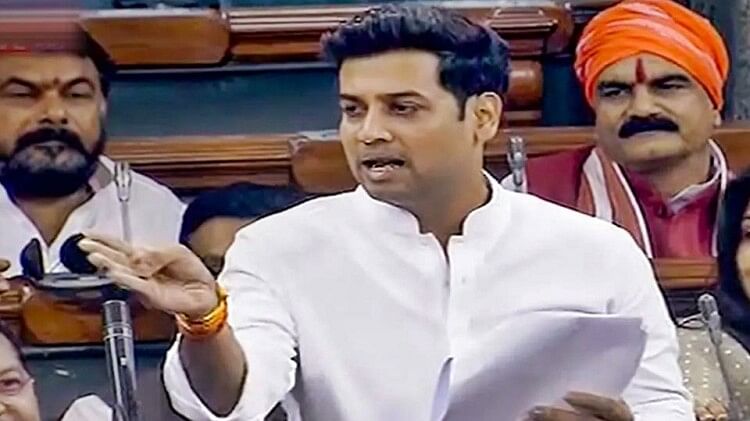 Maharashtra CM Eknath Shinde Son Shrikant Shinde Recites Hanuman Chalisa in Lok Sabha