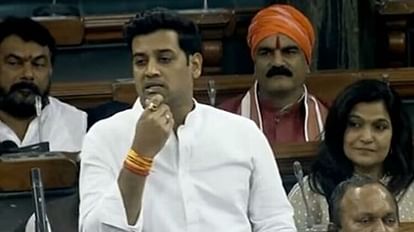 Maharashtra CM Eknath Shinde Son Shrikant Shinde Recites Hanuman Chalisa in Lok Sabha