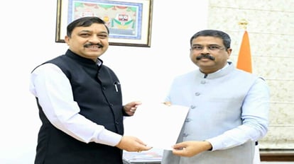 Shimla News: सांसद सुरेश कश्यप ने धर्मेंद्र प्रधान से केंद्रीय विद्यालय शुरू करने का किया आग्रह MP Suresh Kashyap urged Dharmendra Pradhan to start Kendriya Vidyalaya