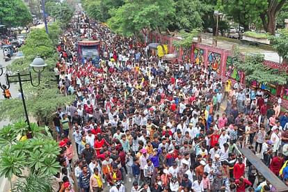 Indore: इंदौर में विश्व आदिवासी दिवस पर रैली निकली, हजारों आदिवासी हुए शामिल Rally held on World Tribal Day in Indore, thousands of tribals participated