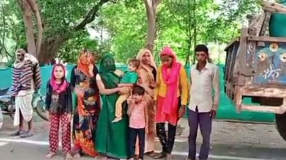 Shivpuri: घर-गृहस्थी का सामान लेकर कलेक्टर कार्यालय पहुंचा परिवार, बोला- अब यहीं रहेंगे, आखिर क्या है मामला Troubled by the bullies in Shivpuri, the victim's family camped outside the collector's office
