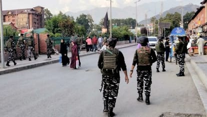 कश्मीर: स्वतंत्रता दिवस की तैयारियां जारी, घाटी में सेना ने बढ़ाई सुरक्षा, सीसीटीवी और ड्रोन से हो रही निगरानी jammu Kashmir: Preparations for Independence Day continue army has increased security in the valley