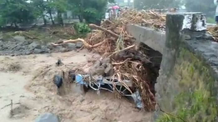 Uttarakhand Weather Today Cloud burst in Chamoli Tharali heavy rain roads closed  Watch Photos