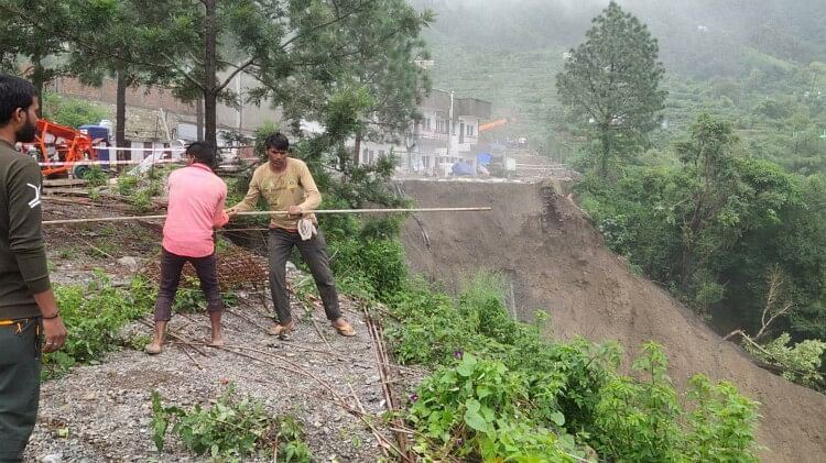 Uttarakhand Weather News Massive Landslide in Gaurikund Rudraprayag Many Dead in Rubble Nainital Watch Photos