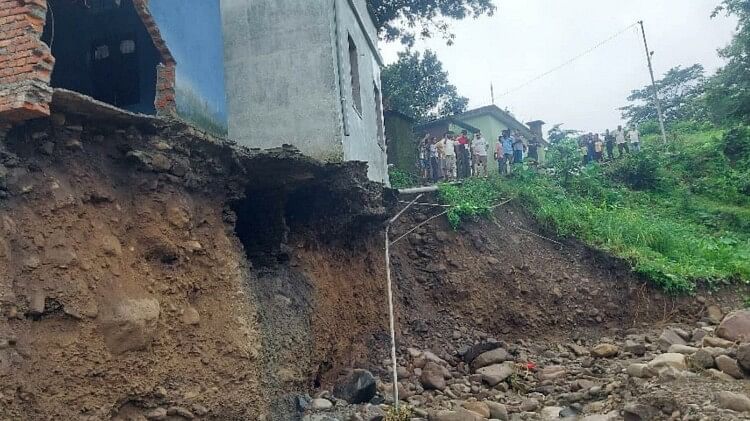 Uttarakhand Weather News Massive Landslide in Gaurikund Rudraprayag Many Dead in Rubble Nainital Watch Photos