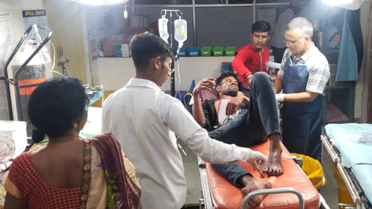 Katni News: Migrant laborer stabbed with knife miscreants looted mobile victim reached hospital