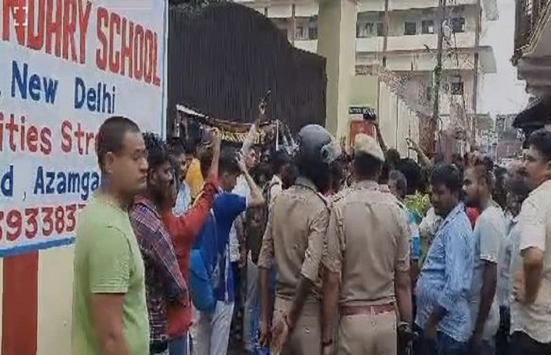 Students created ruckus to get justice for Shreya tiwari in azamgarh shouting slogans